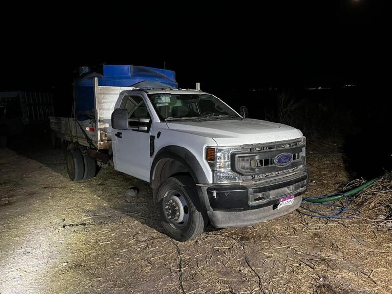 FGE asegura 2 vehículos con reporte de robo y contenedores con presuntos robo de hidrocarburo