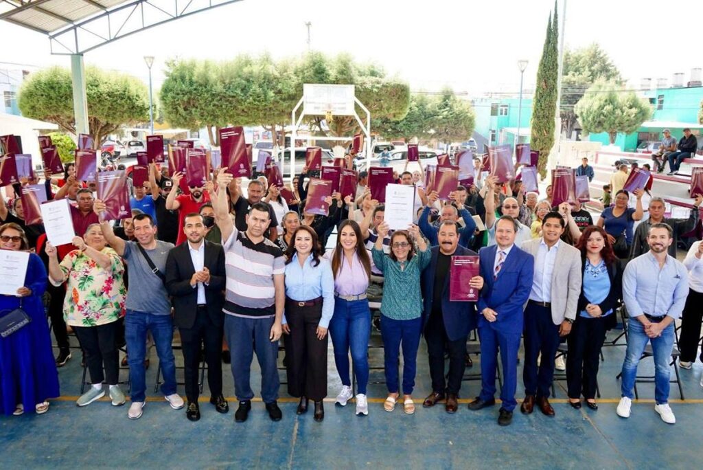 Garantiza Zacapu certeza jurídica a 80 familias del Frente Popular con entregan escrituras -2