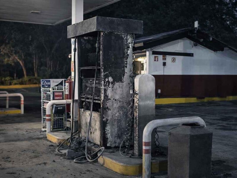 Grupo armado incendia gasolinera y OXXO en Cuitzeo, Michoacán