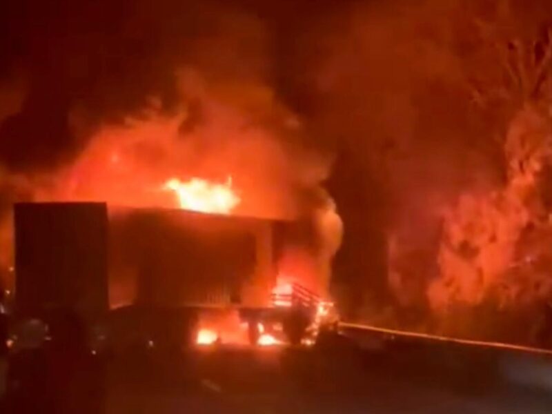 Incendio de vehículos tras choque deja dos personas sin vida en la Autopista Siglo XXI en Michoacán