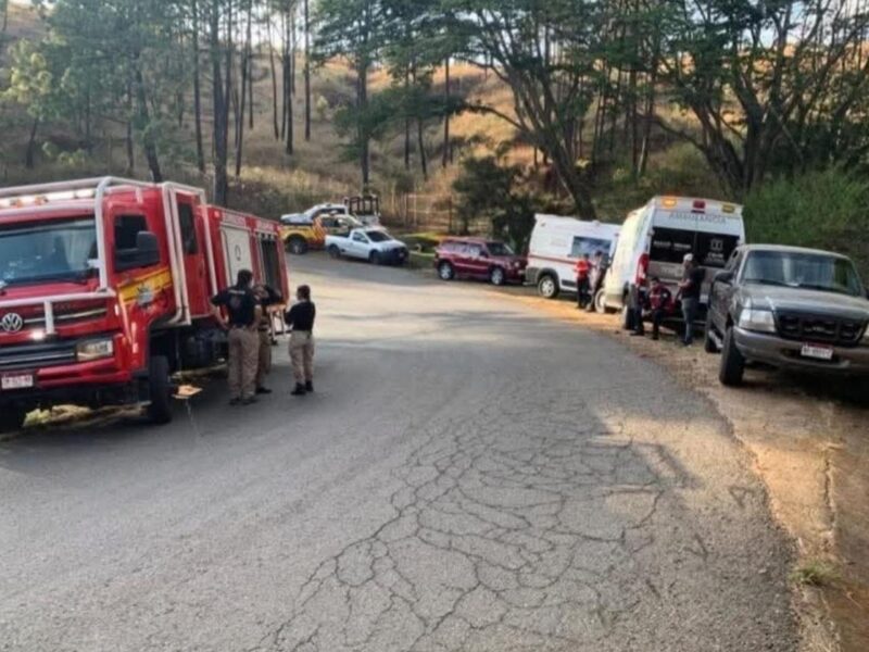 Localizan el cadáver de una persona al fondo de un barranco en Uruapan, Michoacán