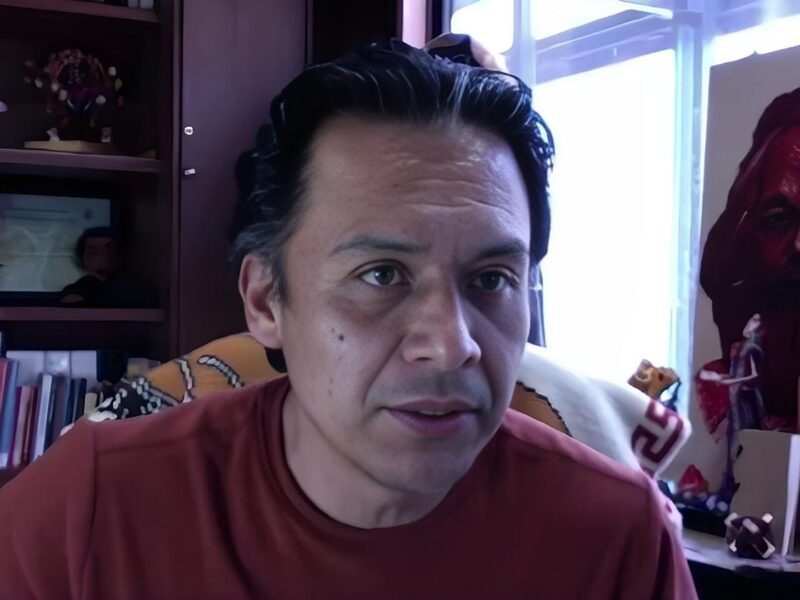 Marx Arriaga cumple 72 horas atrincherado en oficina de la SEP tras su despido