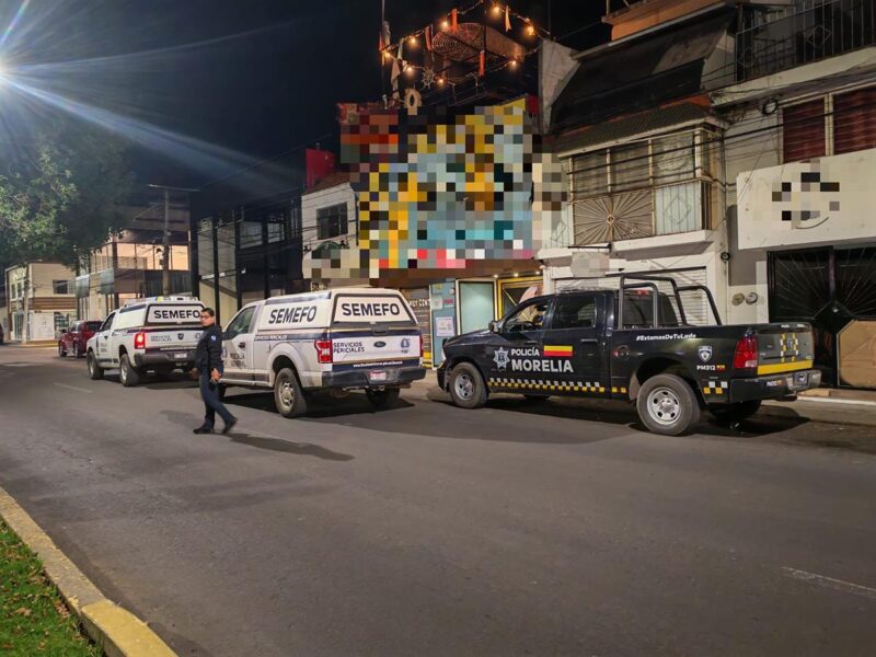 Muere joven al perder el equilibrio y caer de espaldas en un bar de Morelia