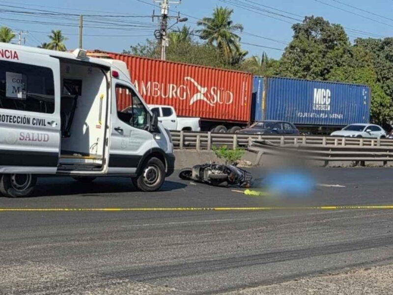 Mujer muere atropellada por tráiler en Lázaro Cárdenas