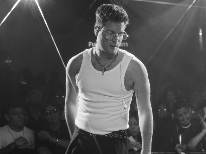 Nicolás Haza, hijo de Ludwika Paleta, combina actuación y música con el lanzamiento de su nuevo álbum