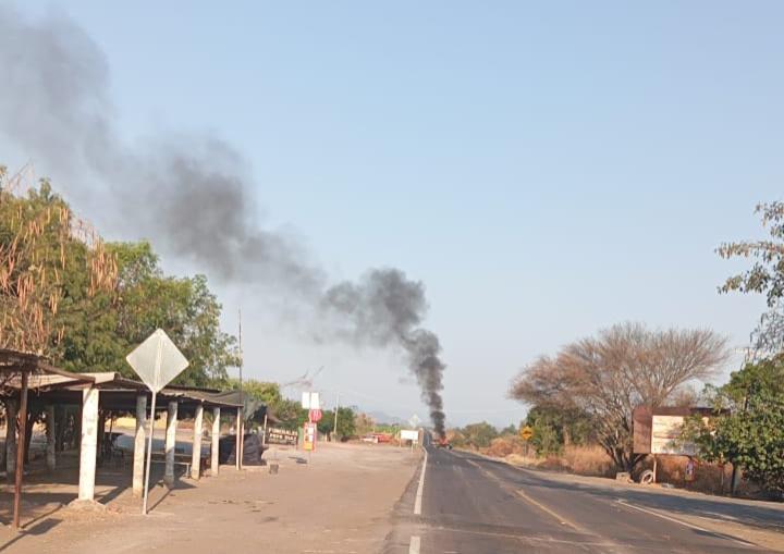 operativo bloqueos vialidades quema vehículos Michoacán Jalisco 2