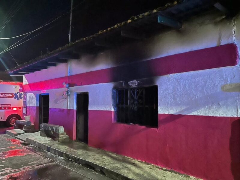 Severos daños materiales deja incendio en domicilio de Venustiano Carranza, Michoacán