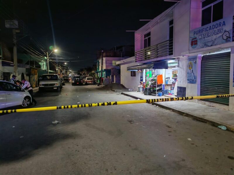 Sin motivo aparente motociclista ataca a un joven afuera de una tienda en Morelia