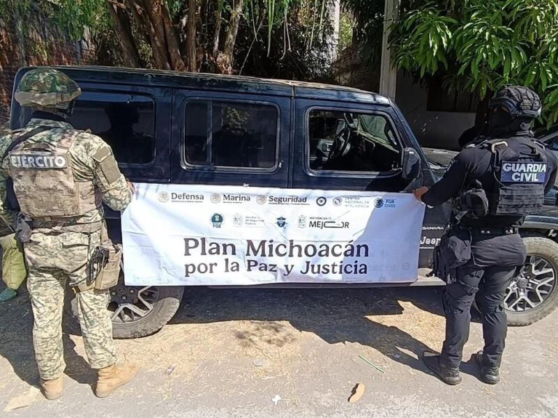 SSP y fuerzas federales detienen a hombre en posesión de armamento, en Apatzingán