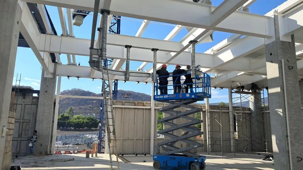 Supervisan construcción de garaje de cabinas del teleférico de Morelia