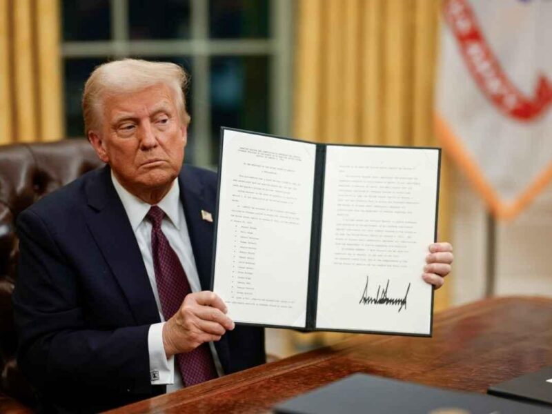 Trump firma arancel global del 10% tras freno de la Corte y reabre disputa comercial