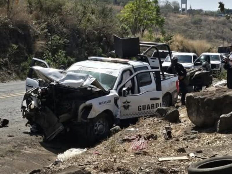 Un hombre sin vida al chocar su unidad contra una patrulla de la GC Michoacán