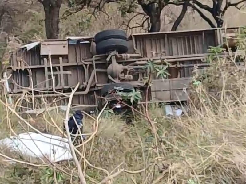 volcadura de autobús en La Piedad, Michoacán deja un muerto y 20 heridos