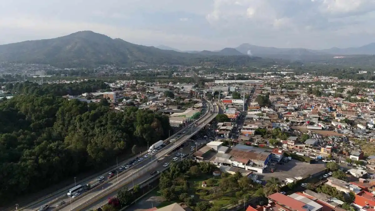 El Gobernador Alfredo Ramírez Bedolla inauguró el el puente vehicular Carlos Manzo de Uruapan, que mejorará la movilidad, beneficiando a miles de vehículos diariamente 1