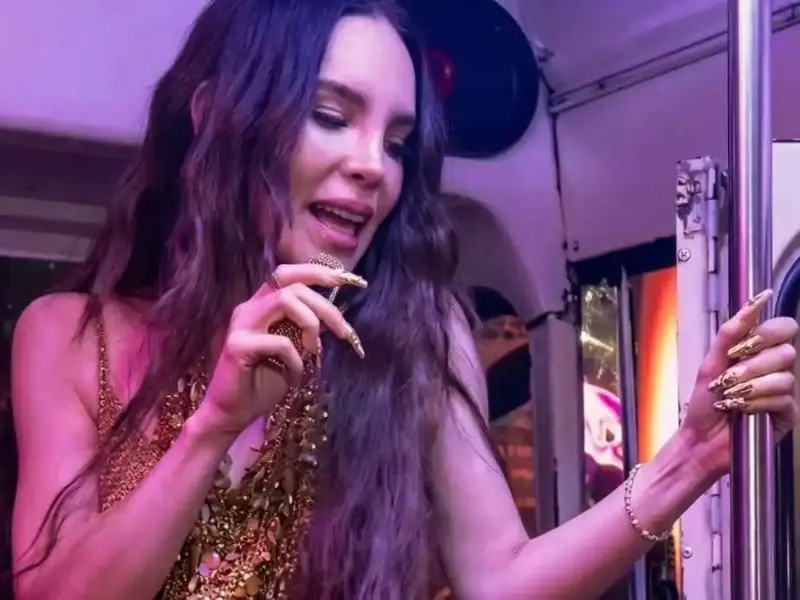 Entérate sobre el video donde Belinda simula asalto en microbús de la CDMX durante su reciente visita para grabar un tema del Mundial 2026.