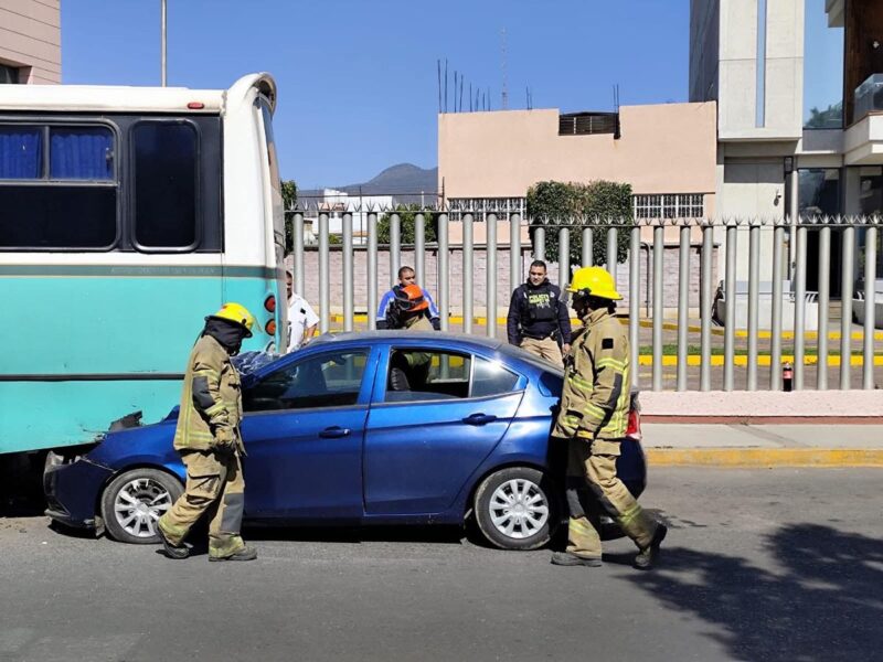 Accidente vehicular entre microbús y un particular genera caos vial en La Huerta