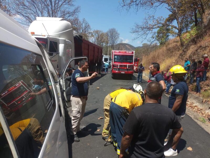 Aparatoso accidente entre una camioneta de servicio turístico y un tráiler deja a tres lesionados en Uruapan