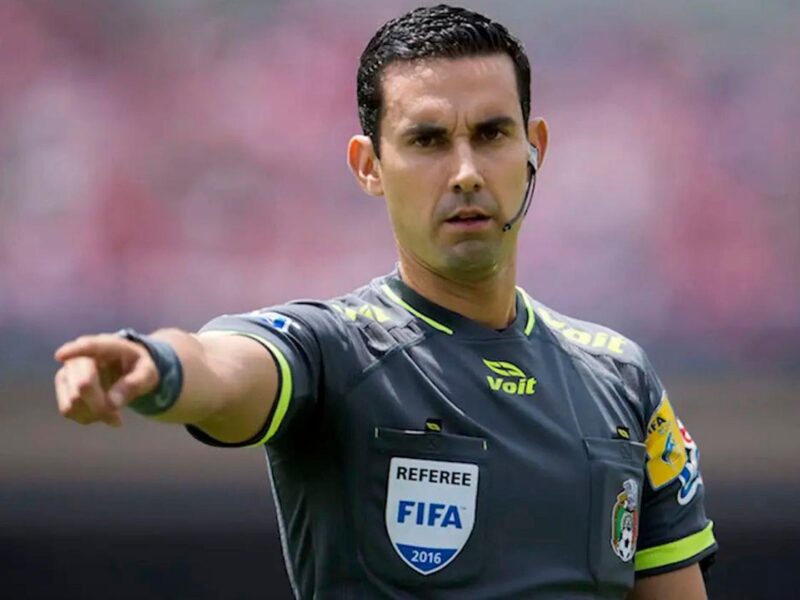 Árbitros varados en Qatar regresan a México