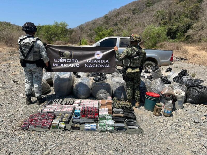 Aseguran armas, droga y vehículo robado tras operativo en Lázaro Cárdenas