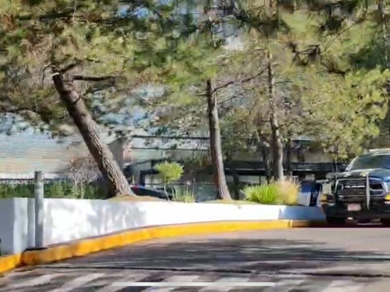 Atacan a balazos a conductor de camioneta en Morelia; llega al hospital él solo