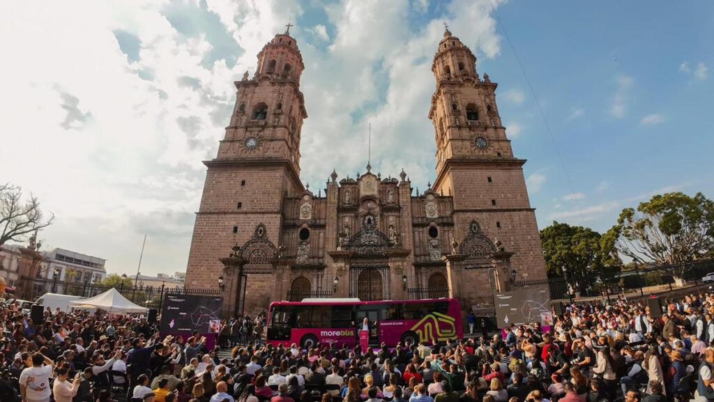 Bedolla presenta el Morebús, nuevo transporte que pone fin al rezago en movilidad