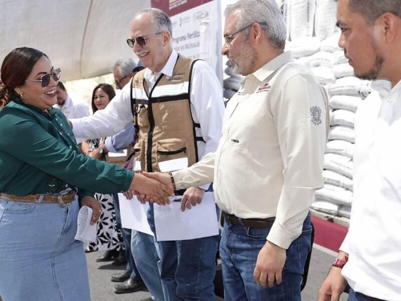 Bedolla y Berdegué arrancan entrega de fertilizantes gratuitos a productores michoacanos