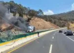 Se incendio camioneta de cadena de farmacias en la Siglo XXI; falla mecánica el motivo