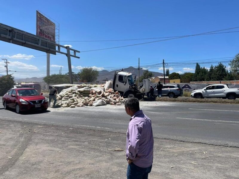 Caos vial genera tractocamión volcado en la Morelia-Tarímbaro
