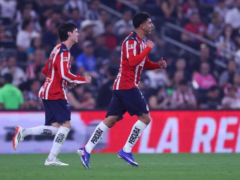 Chivas se afianza en la cima al vencer a Rayados en el ‘Gigante de Acero’