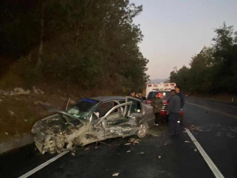 Choque en la autopista Zitácuaro–Toluca moviliza a bomberos; hallan autos a 100 metros de distancia