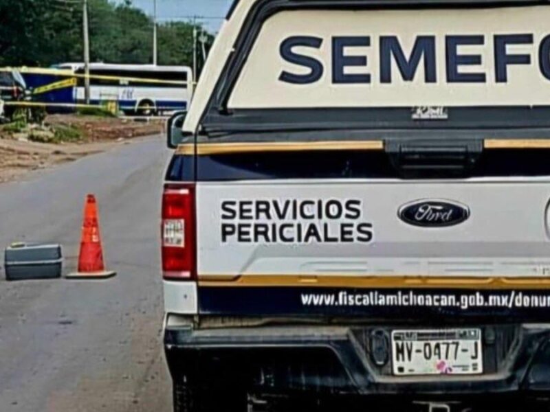 Choque en la carretera costera de Michoacán deja un motociclista fallecido en carretera en Aquila