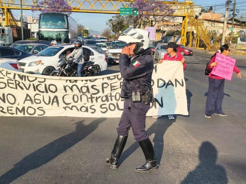 Ciudadanos bloquean vialidad al poniente de Morelia; exigen agua potable