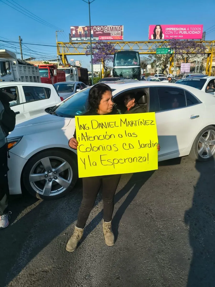 Ciudadanos exigen agua potable bloquean vialidad al poniente de Morelia