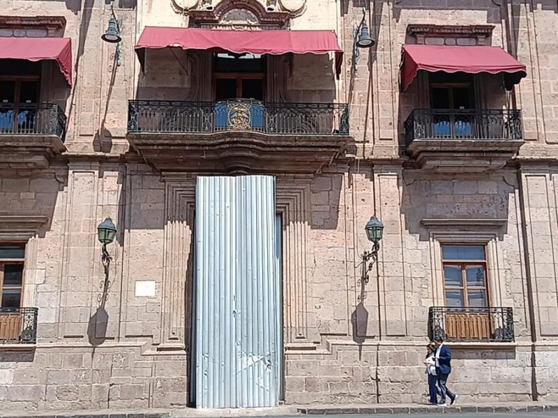 Colocan lámina de acero en Palacio de Gobierno previo al 8M
