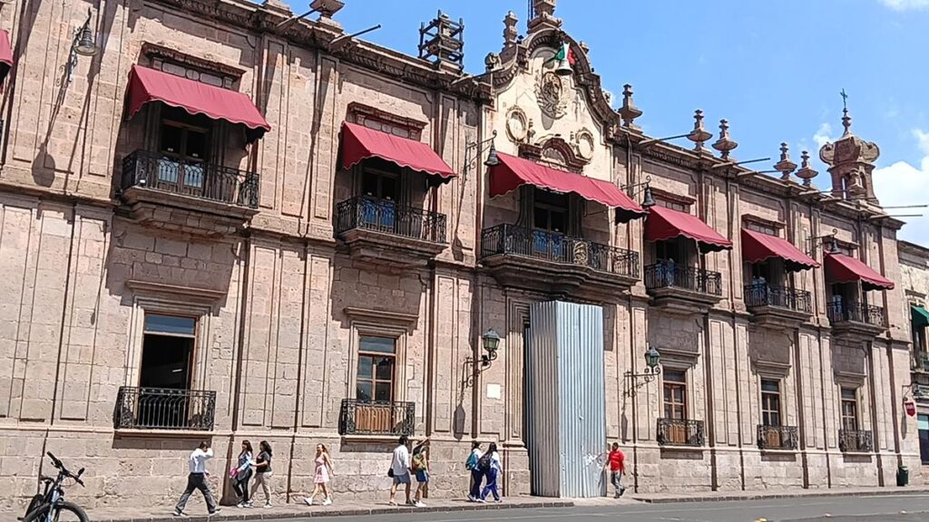 Colocan lámina de acero en Palacio de Gobierno previo al marcha del 8M
