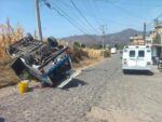 Conductor de combi Ruta Azul pierde el control y vuelca la unidad en calles de Zitácuaro