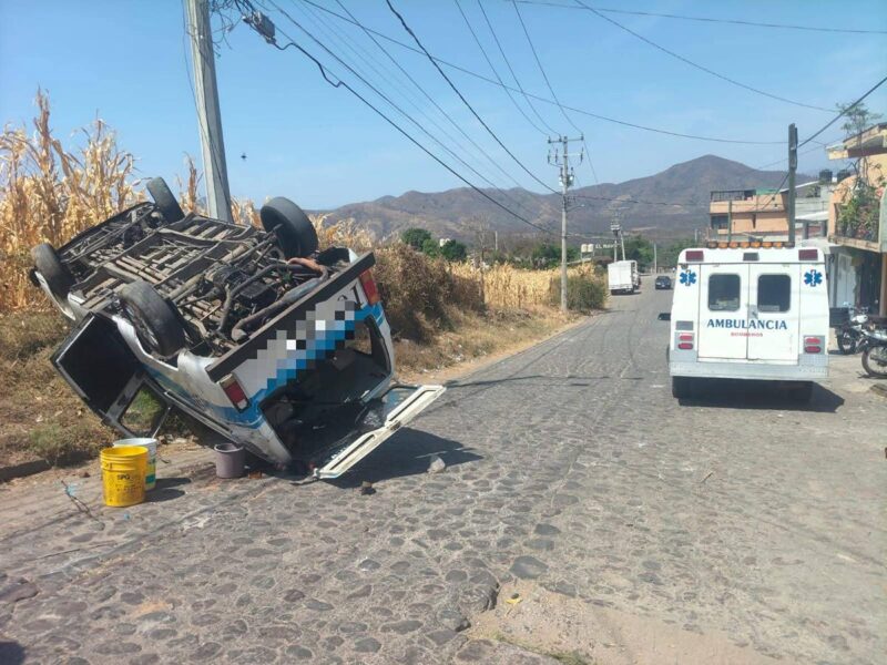 Conductor de combi Ruta Azul pierde el control y vuelca la unidad en calles de Zitácuaro