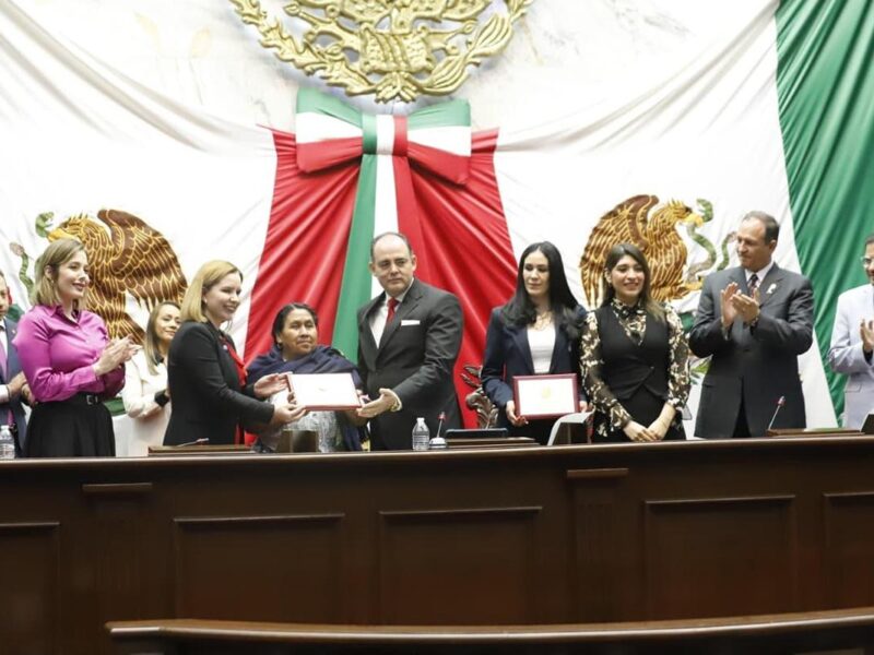 Congreso del Estado entrega condecoración Mujer Michoacana a Juanita Bravo y Adriana Contreras