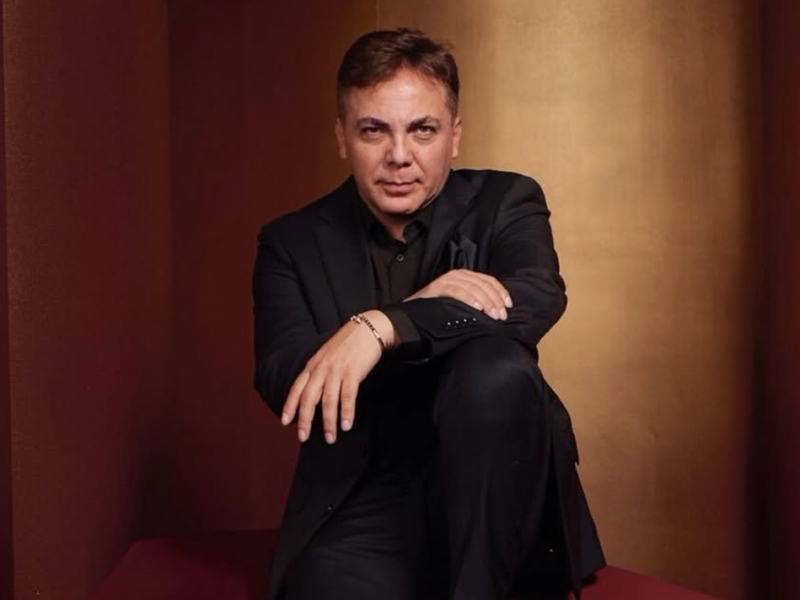 Cristian Castro concluye su bachillerato y agradece a la UNAM: “Ahí estudió mi madre”