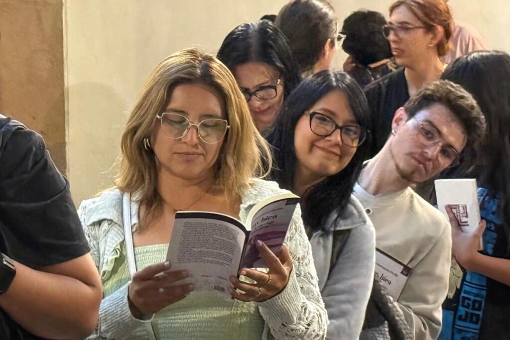 Cristina Bustamante presenta su libro Palabras de Colibrí
