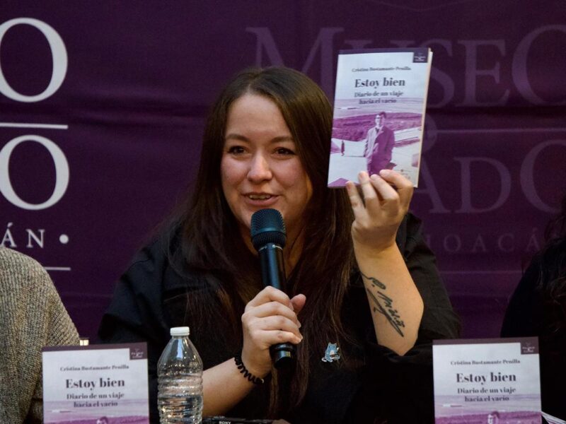 Cristina Bustamante presenta su libro Palabras de Colibrí