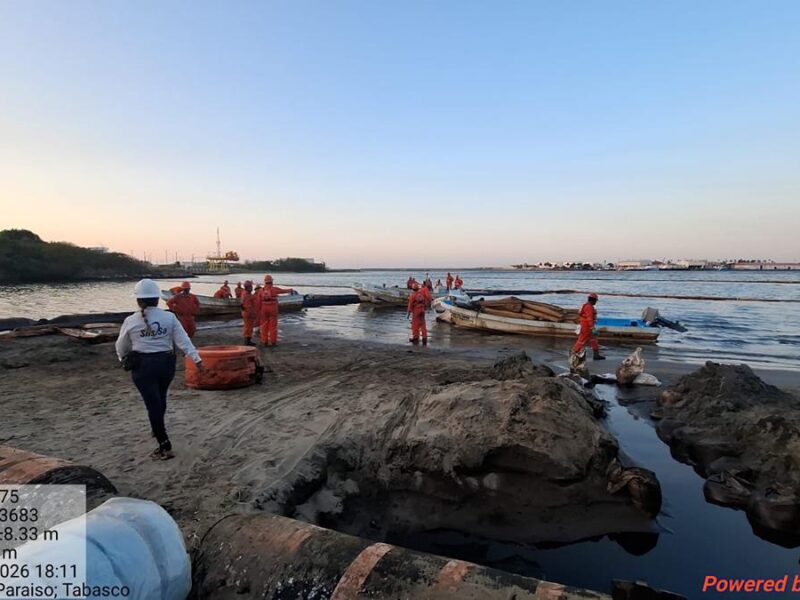 Despliegan más de 2 mil elementos por derrame de hidrocarburo en Veracruz y Tabasco
