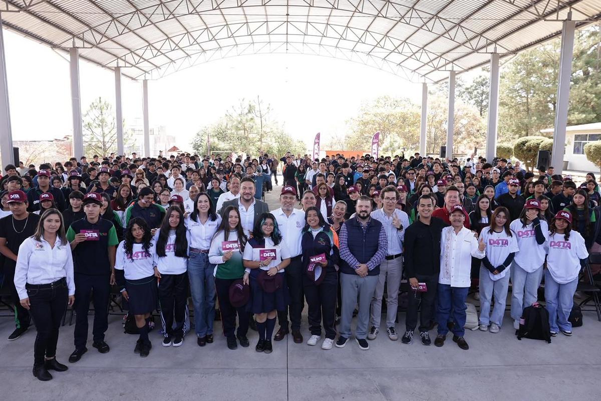 Entrega Bedolla en Uruapan chips de internet del Programa D4TA, Datos Gratis-1