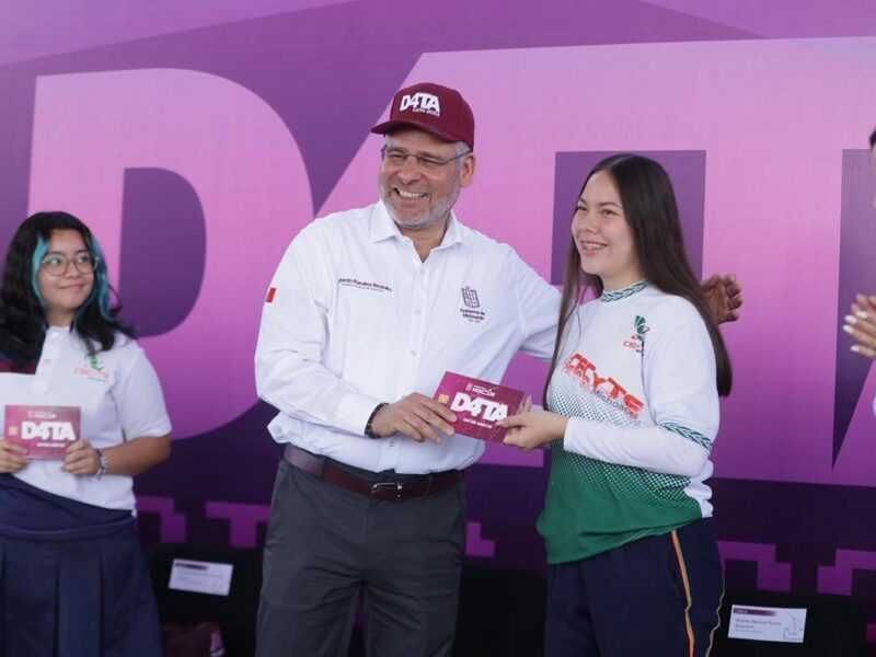 Entrega Bedolla en Uruapan chips de internet del Programa D4TA, Datos Gratis
