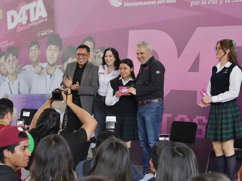 Entrega Bedolla más de 8 mil 500 chips del programa "Data" a estudiantes de Conalep