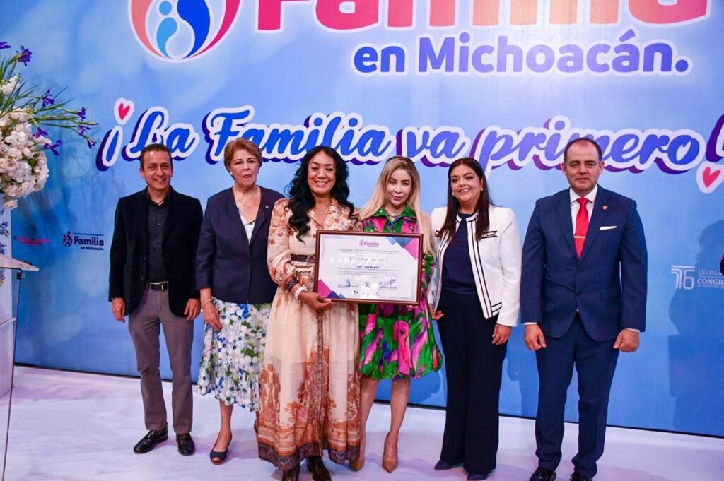 Familia en Michoacán debe ser base de la sociedad: Tere Herrera 1