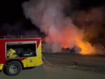 Fuego consume vehículo en la carretera Huetamo-Churumuco; bomberos controlan incendio