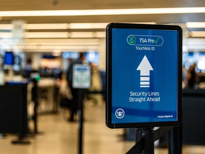 Gobierno de Trump confirma que mañana comenzará el despliegue del ICE en aeropuertos