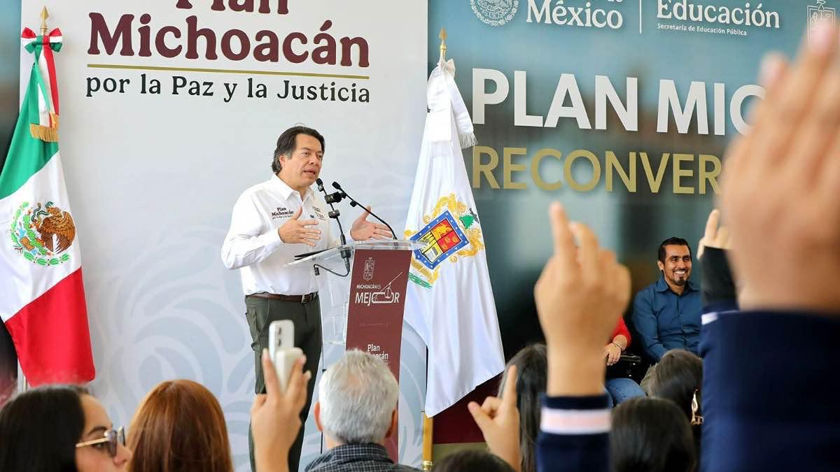 Inauguran Bedolla y Mario Delgado reconversión de telesecundaria a bachillerato, en Uruapan-3