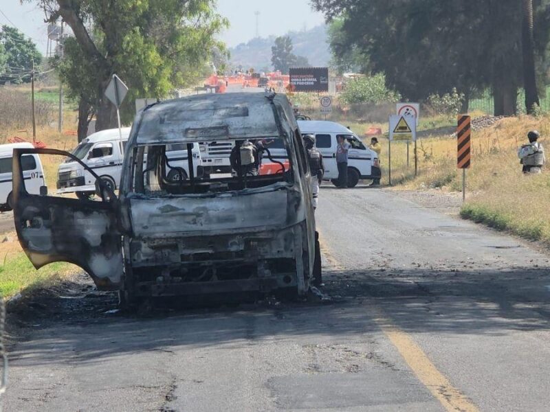 Incendian combi del transporte público en Tarímbaro